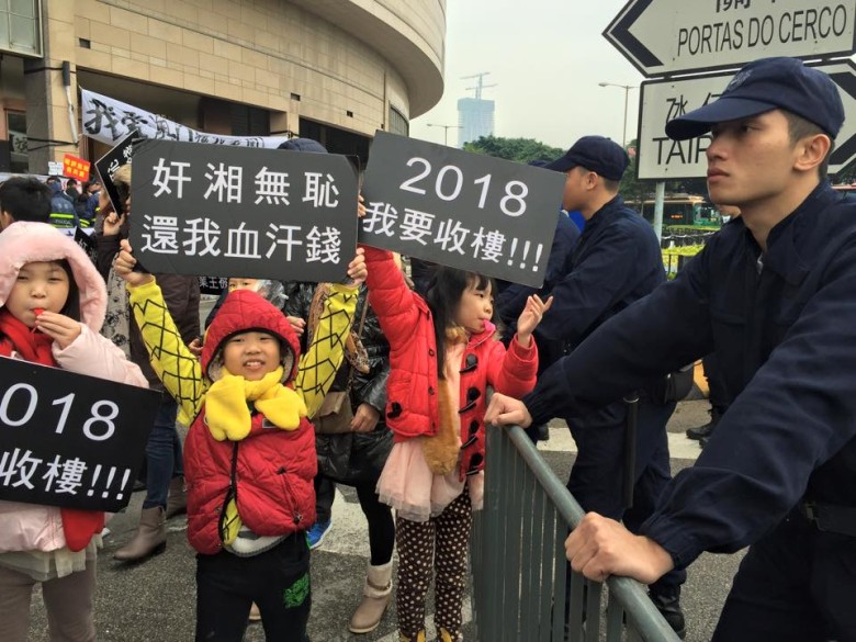 警方朝海一居示威者噴胡椒噴霧