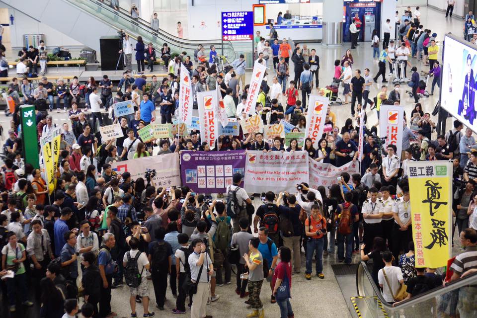 逾二千人香港機場靜坐抗議