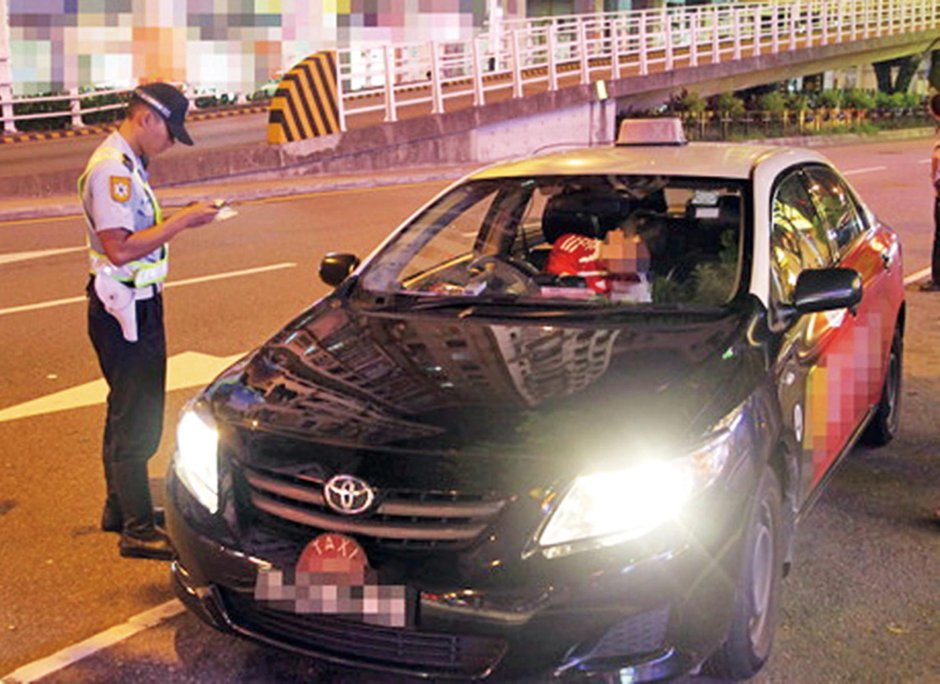 嚴厲打擊的士違規及白牌車