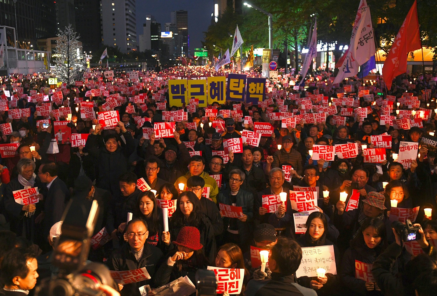 朴槿惠親信回韓面對干政醜聞