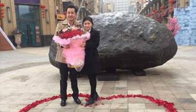 男子豪擲百萬送「隕石」求婚