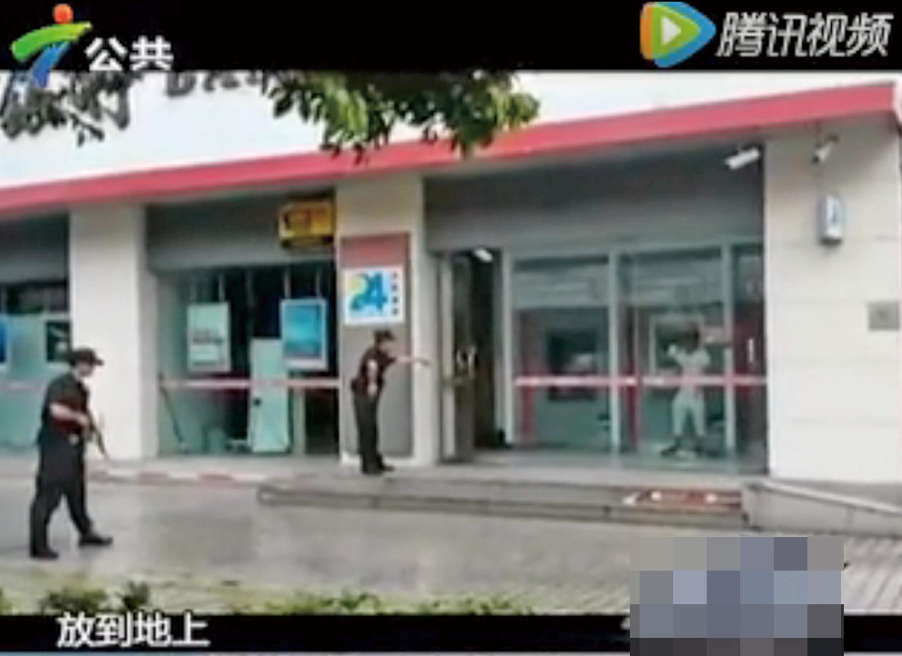 持鐵錘與特警僵持