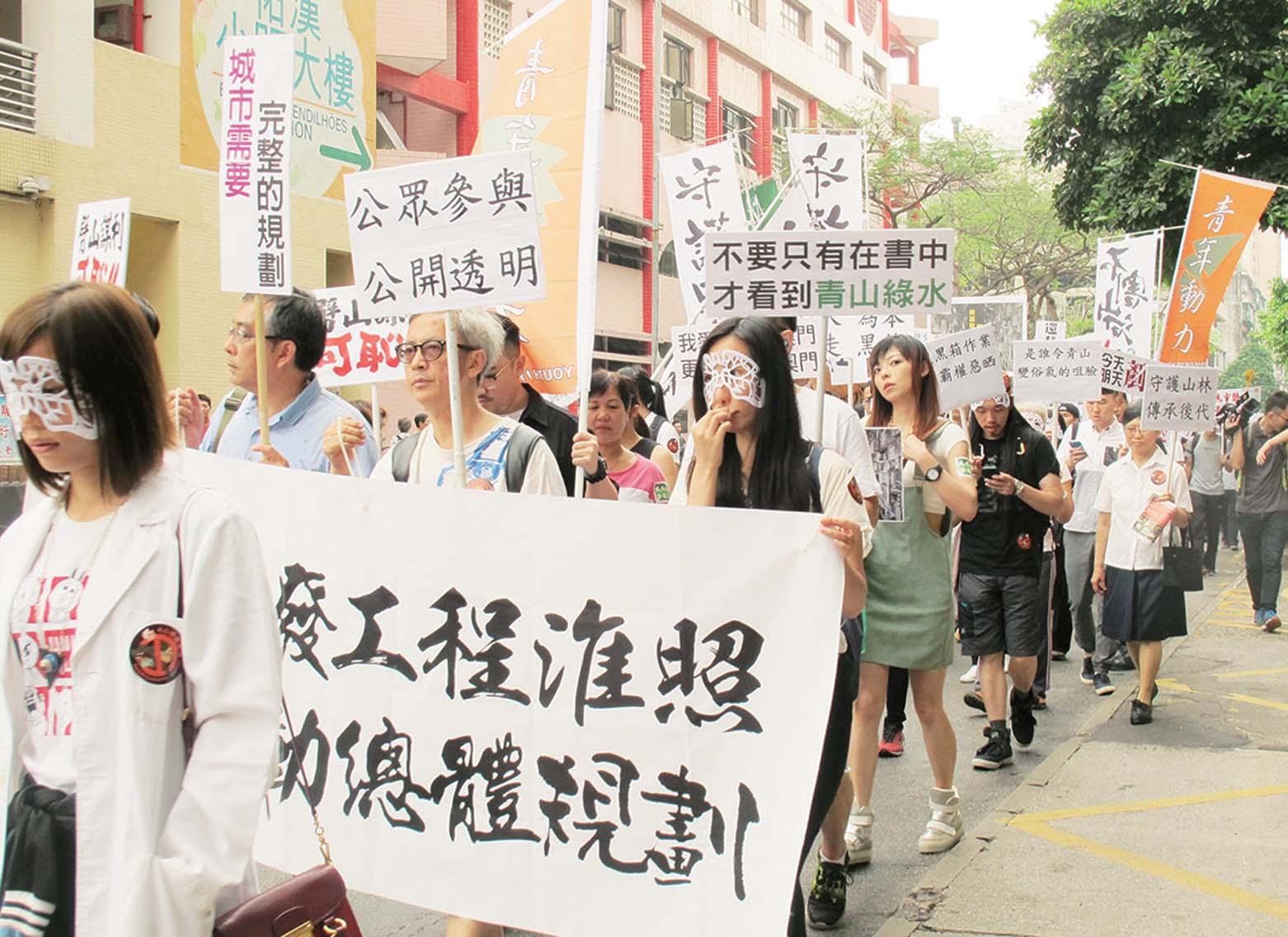 警方稱580人、141部車參與