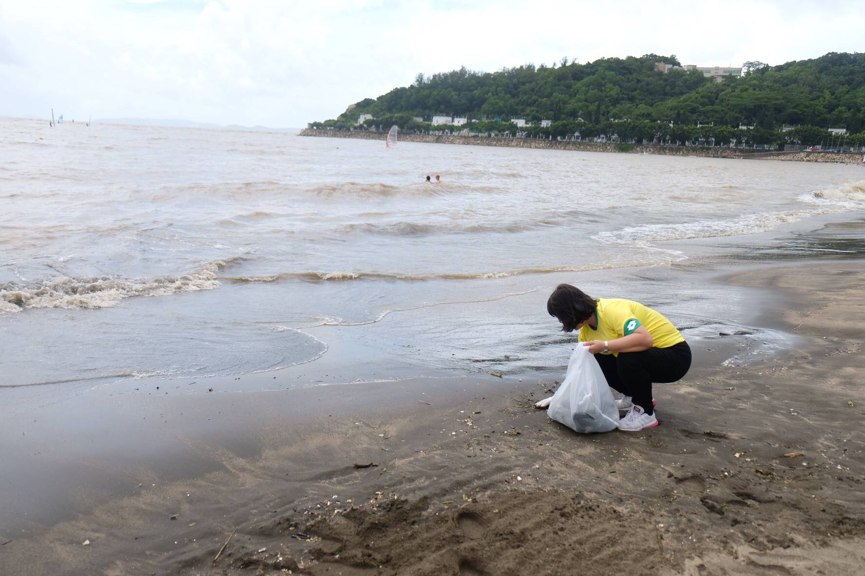 改善黑沙海灘垃圾污染問題