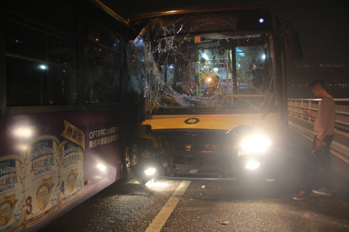 兩巴士一的士相撞32人傷