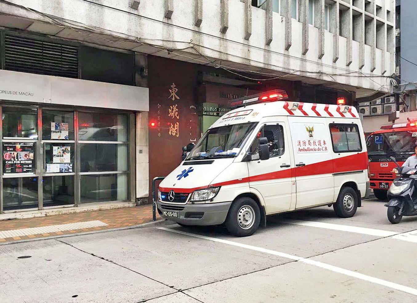 樓上一家三口不適送院治療