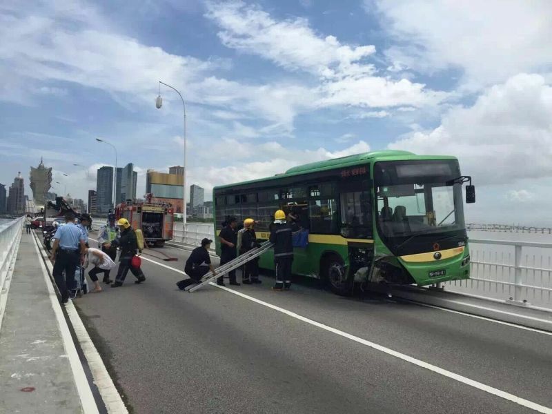 的士司機及乘客受輕傷送院