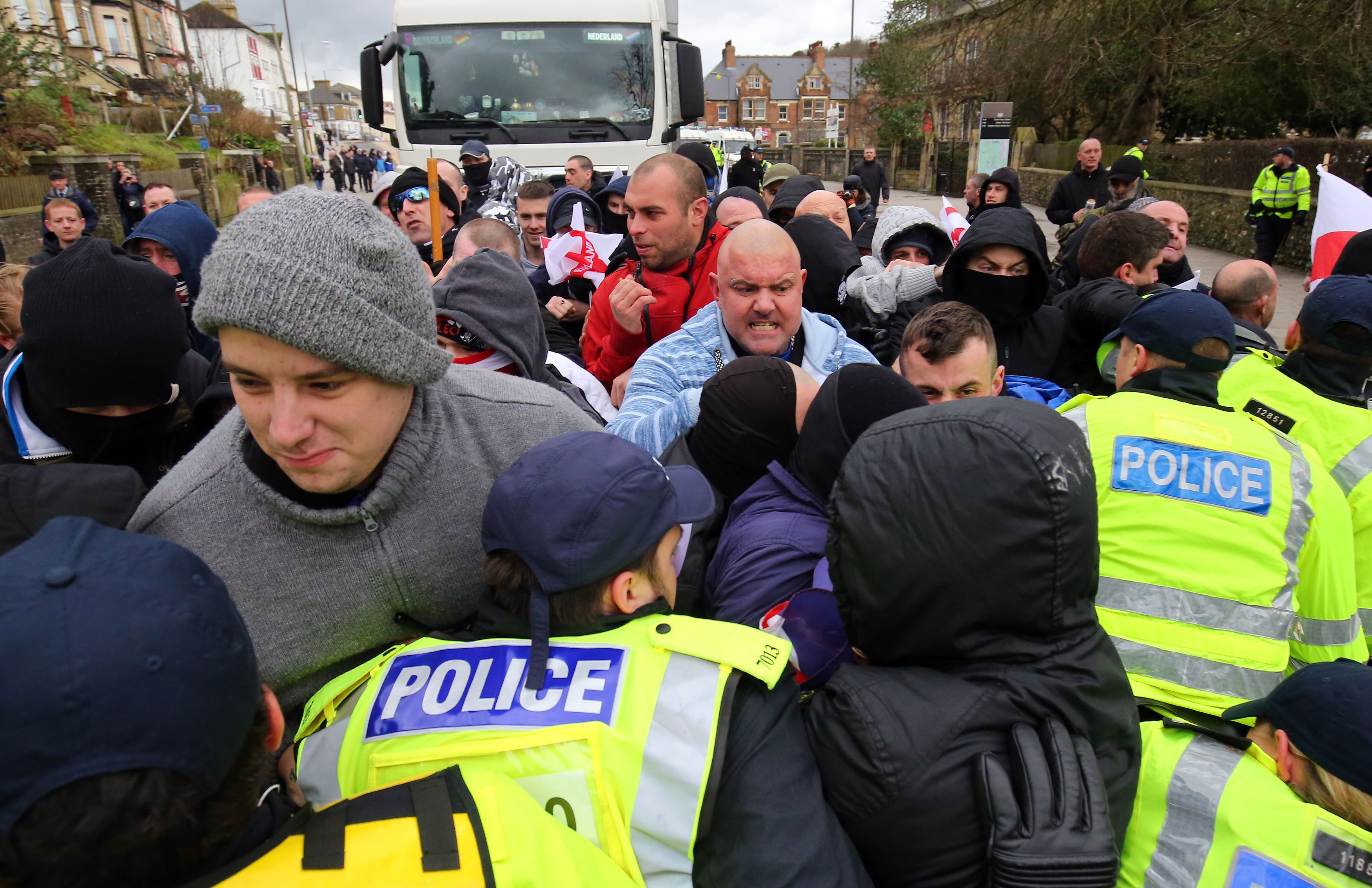 英極右分子反難民示威釀衝突