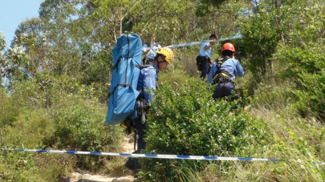 疑遭同行友人毆打刀割頸