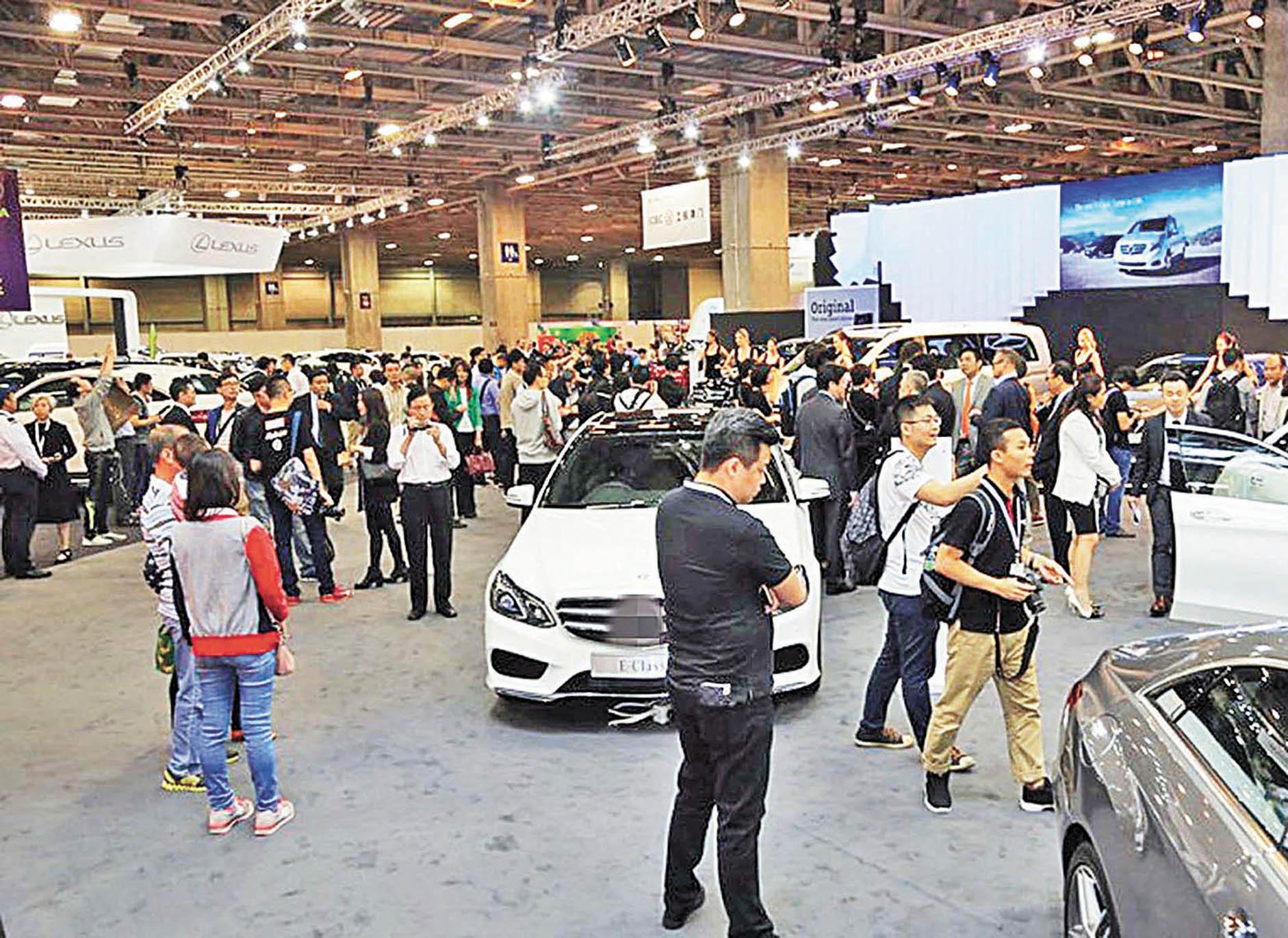 按年下跌逾五成