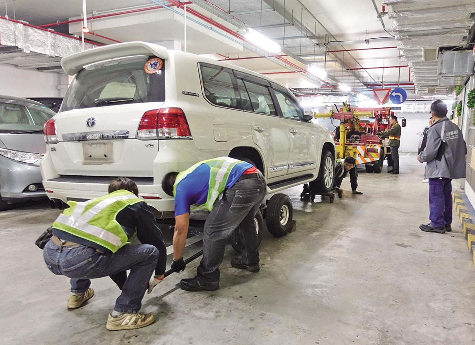 逾期泊車場將被罰款拖走