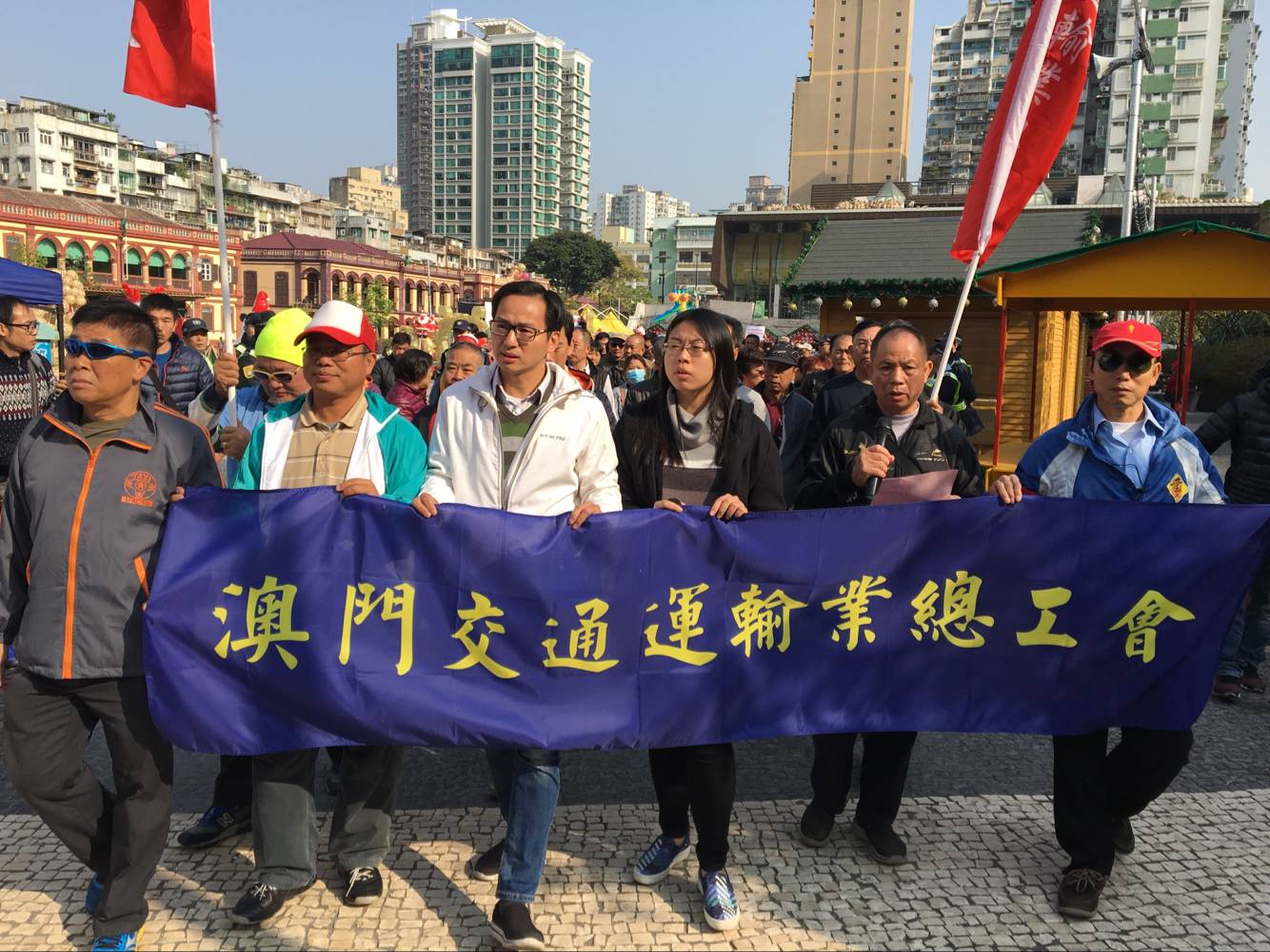 逾500人遊行反對輸入外勞司機