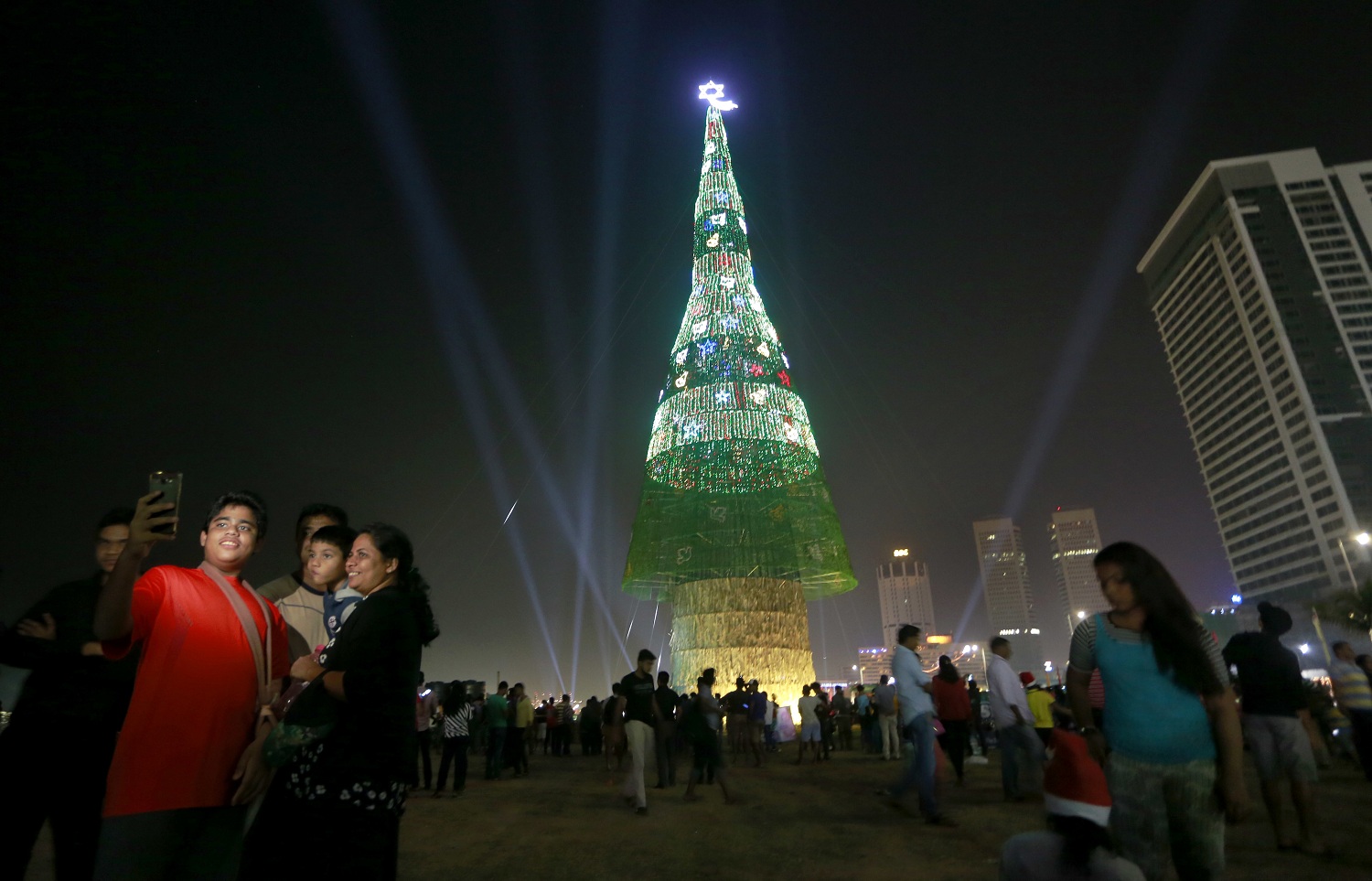 斯里蘭卡建73米高人造聖誕樹