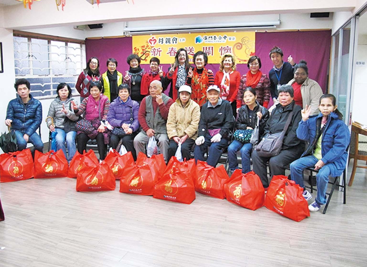 探望長者贈福包