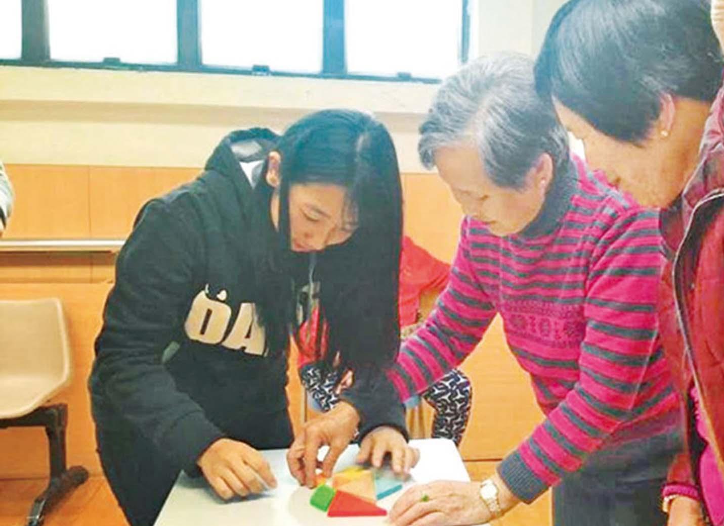 青年義工送暖長者