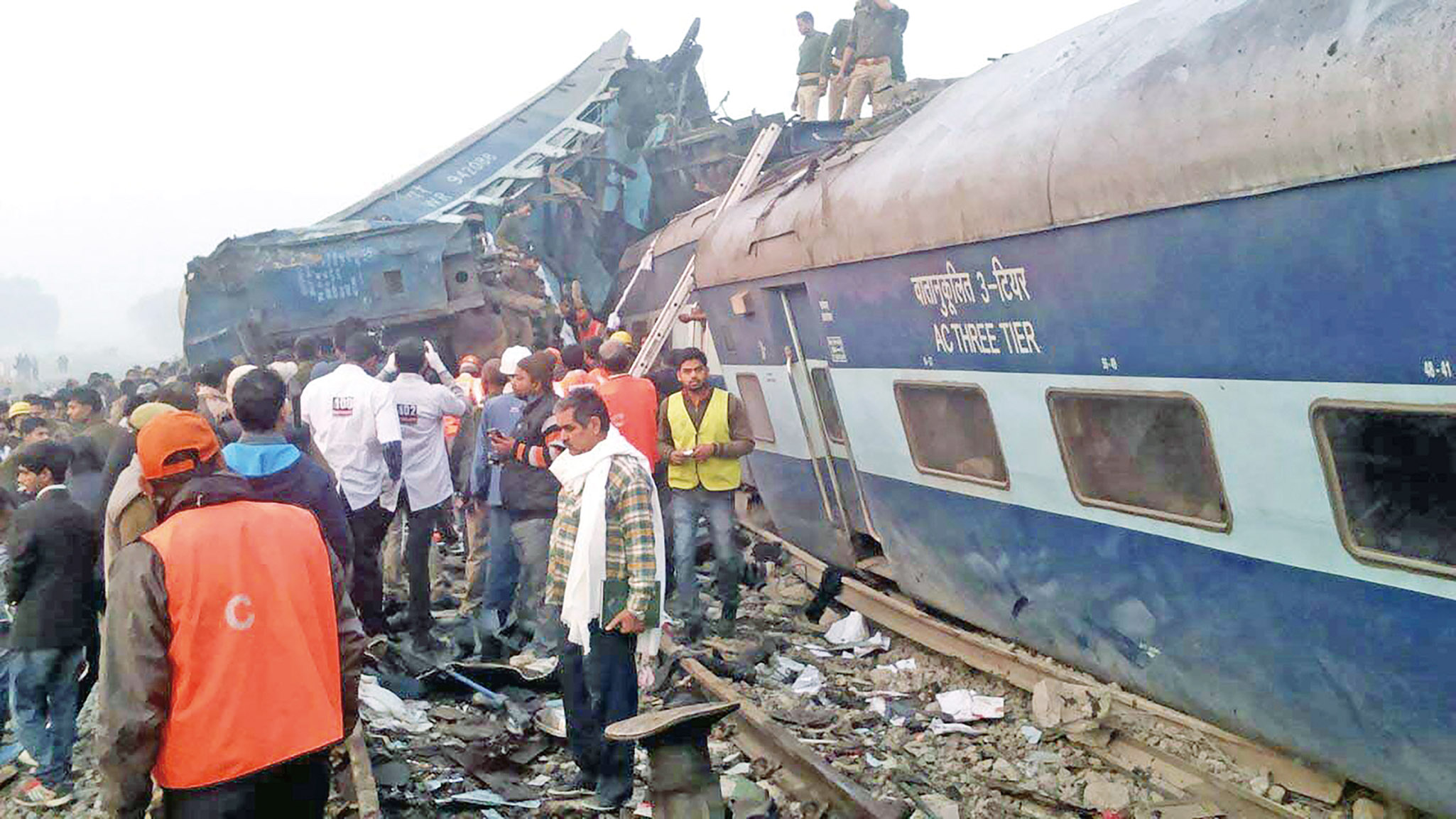 印度火車出軌翻側120人慘死