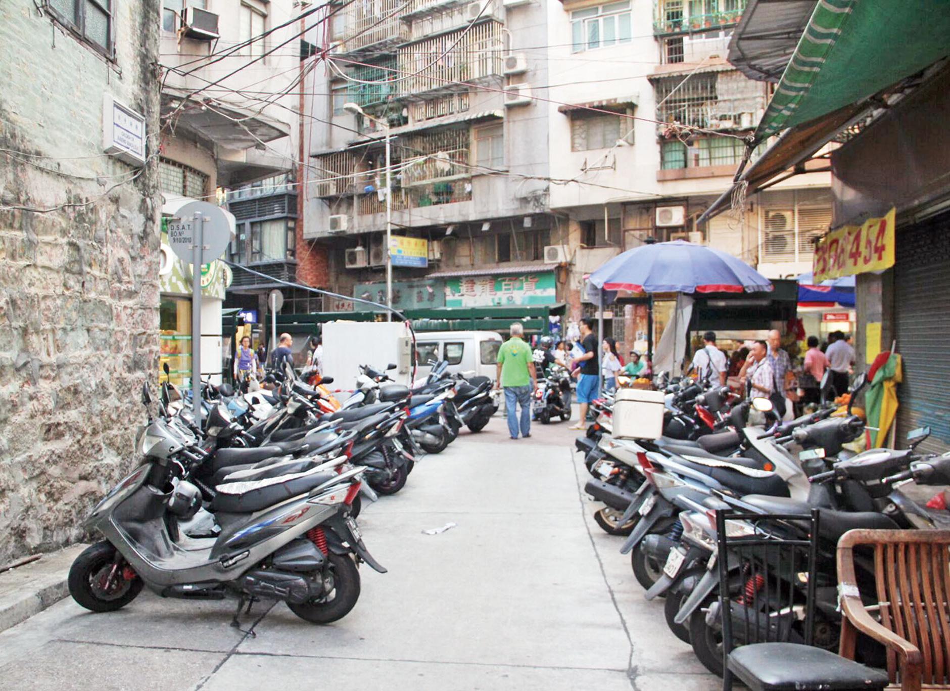 街邊電單車無辜遭殃