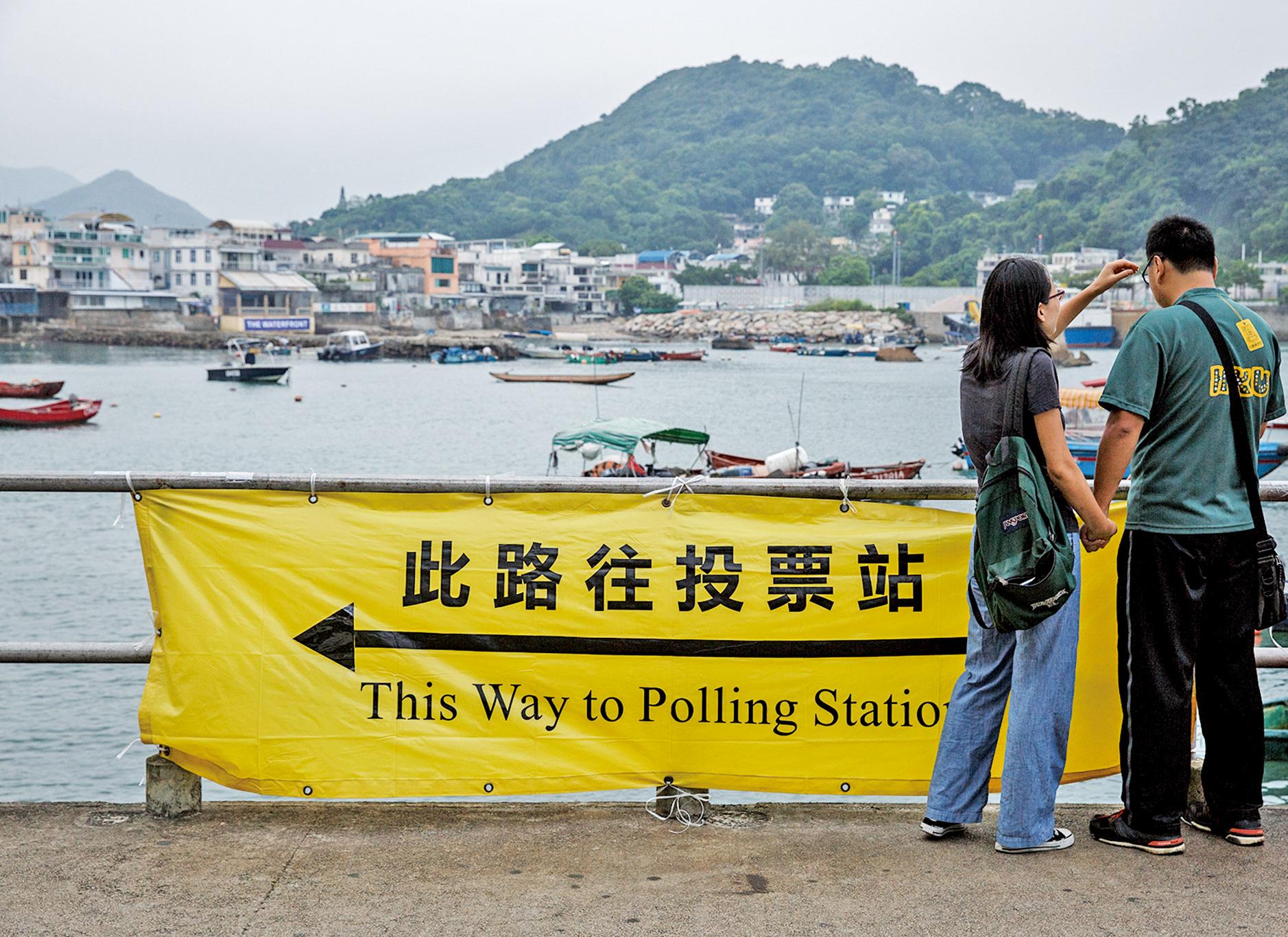 年輕教師落票站投票