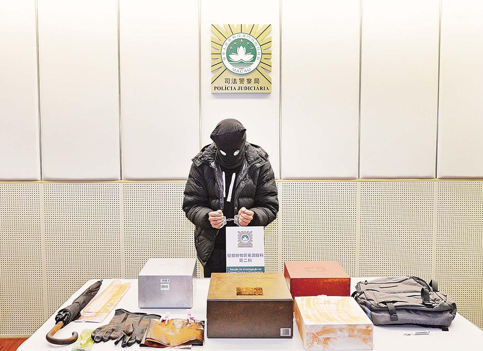 兩次盜十多萬洋酒被捕