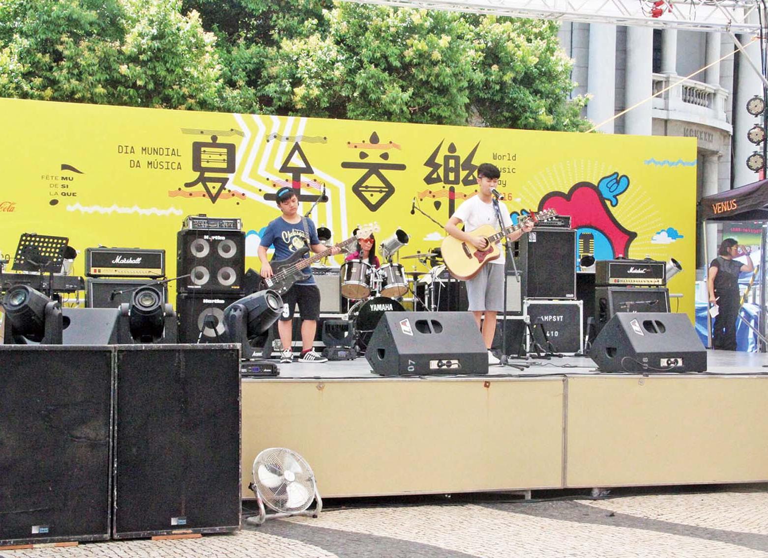 議事亭前地熱唱十小時