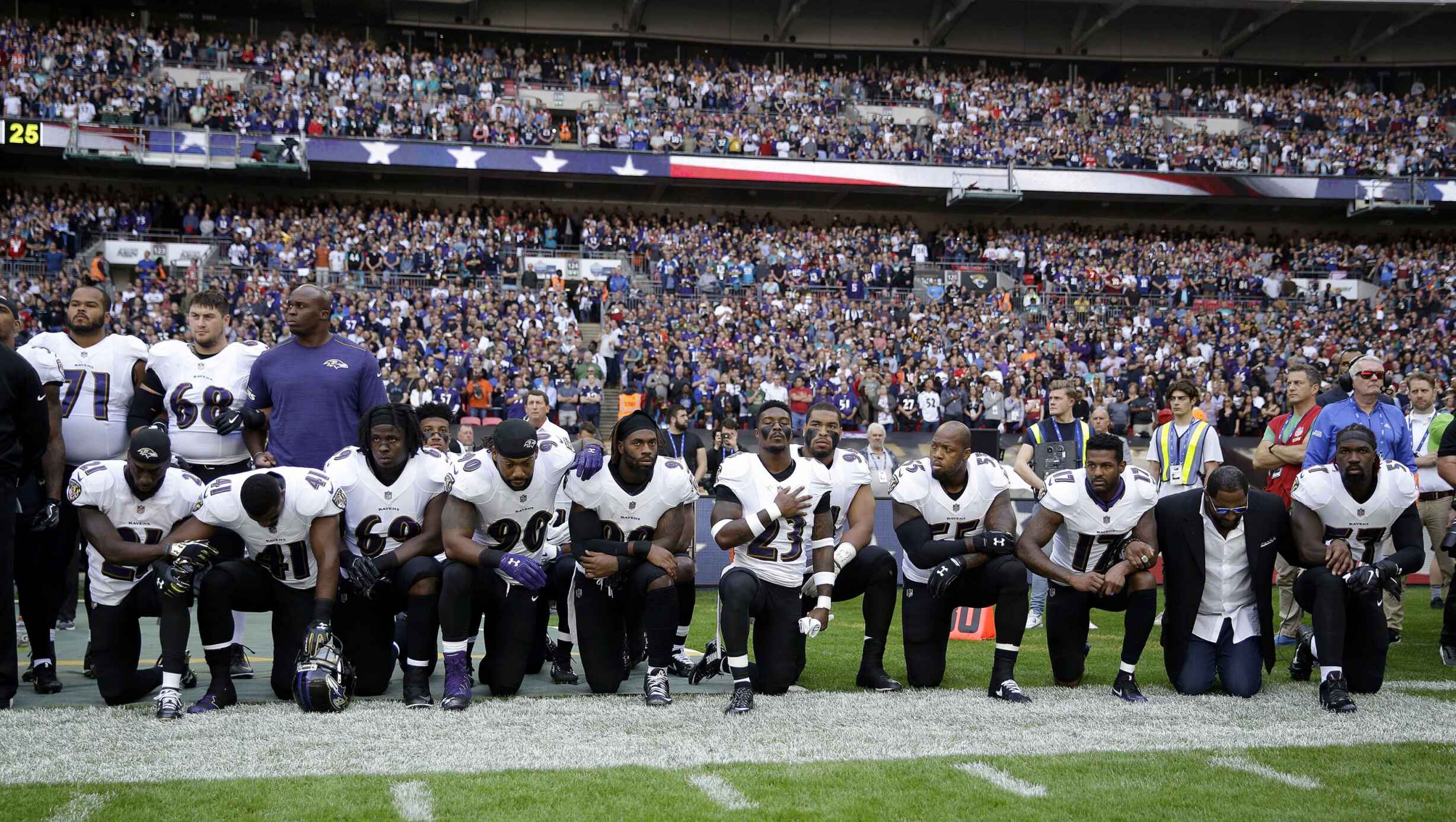 NFL球員奏國歌時集體下跪