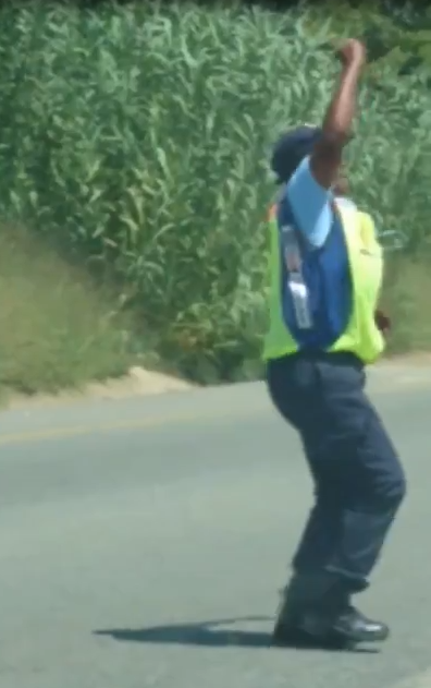 南非女交警扭腰拍手疏導交通