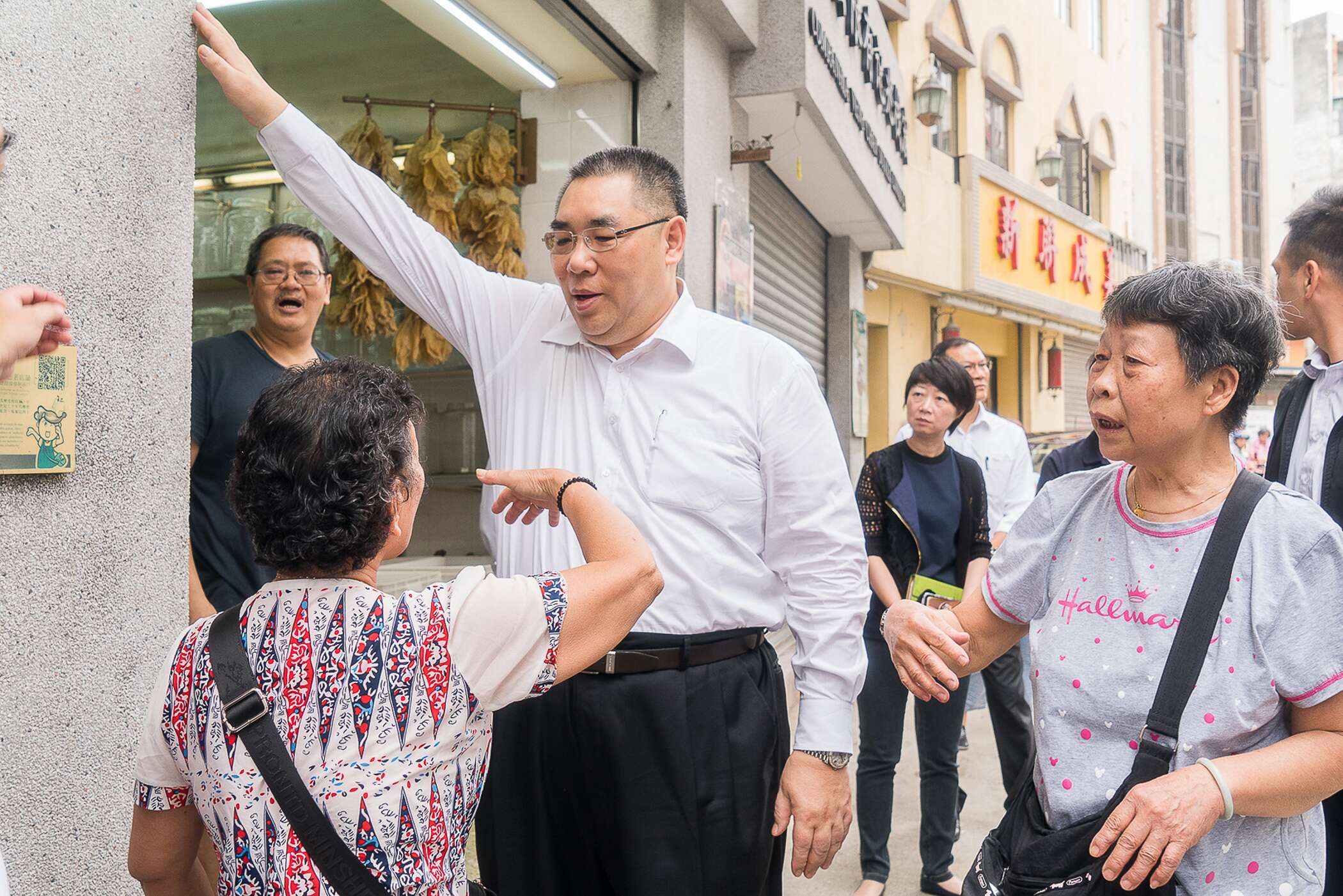 特首視察風災後市面恢復情況