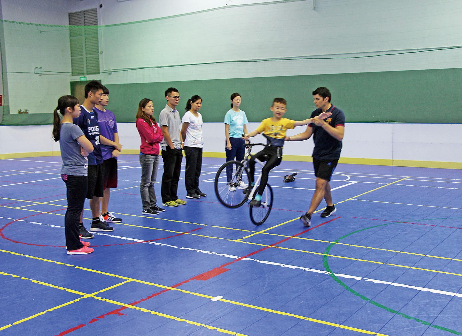 15名花式單車新教頭畢業