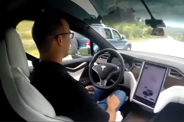 Tesla車自駕直駛醫院保命
