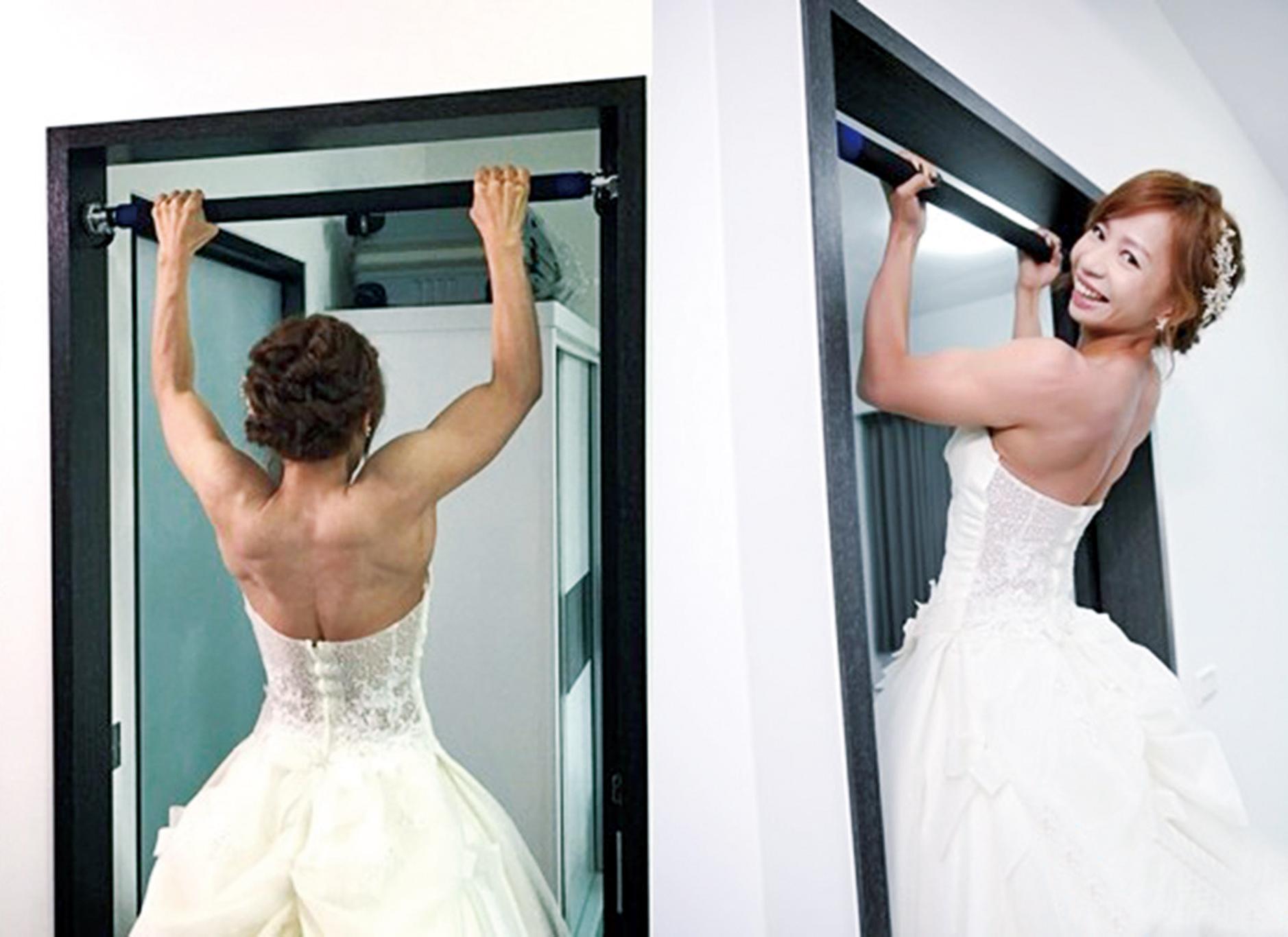 穿婚紗反手拉單槓