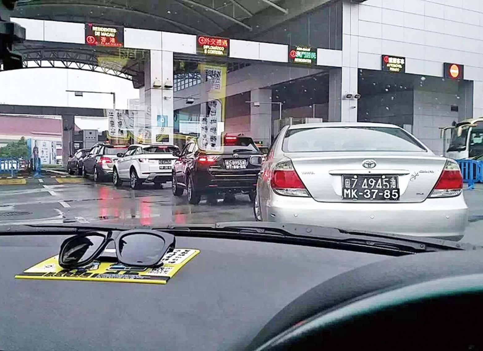 警靈活調整車道應對