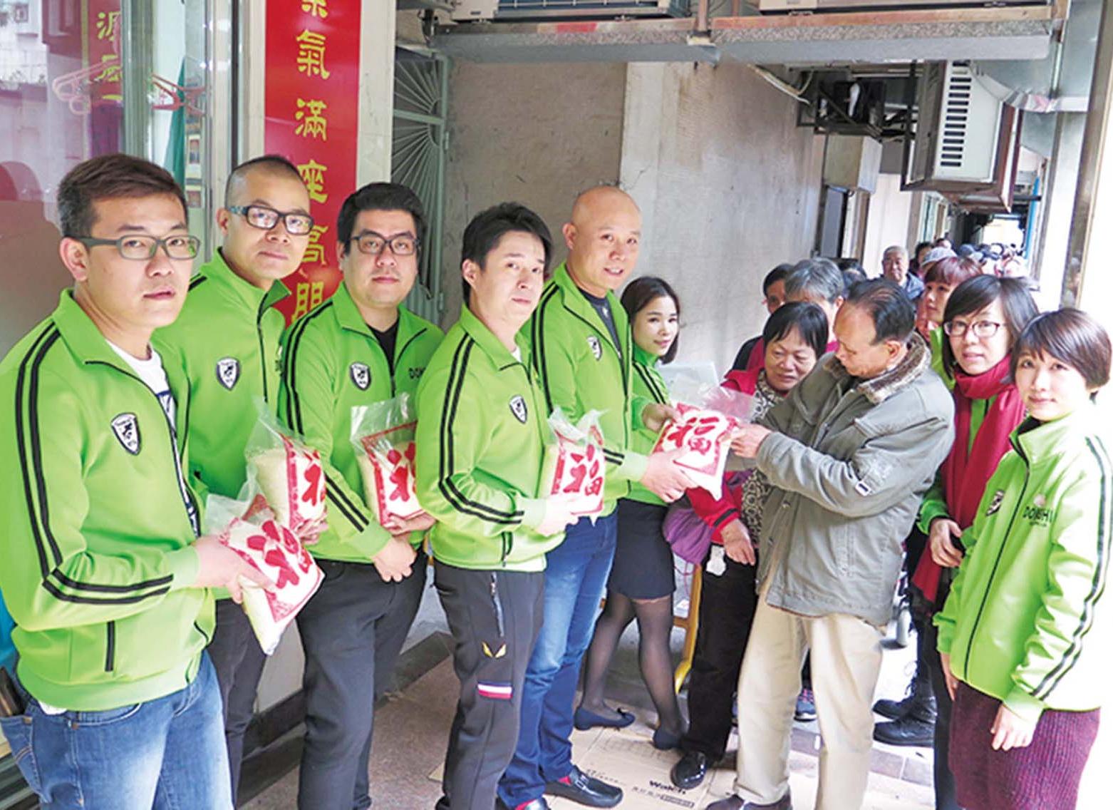 東石青年會成立與鄉親敬老派米