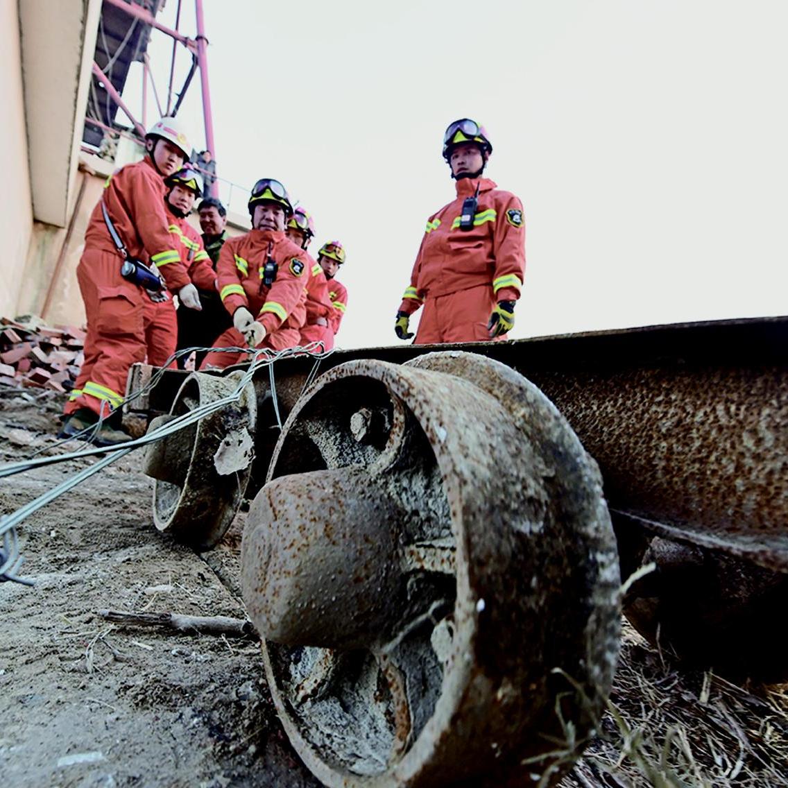 魯礦難17人被困