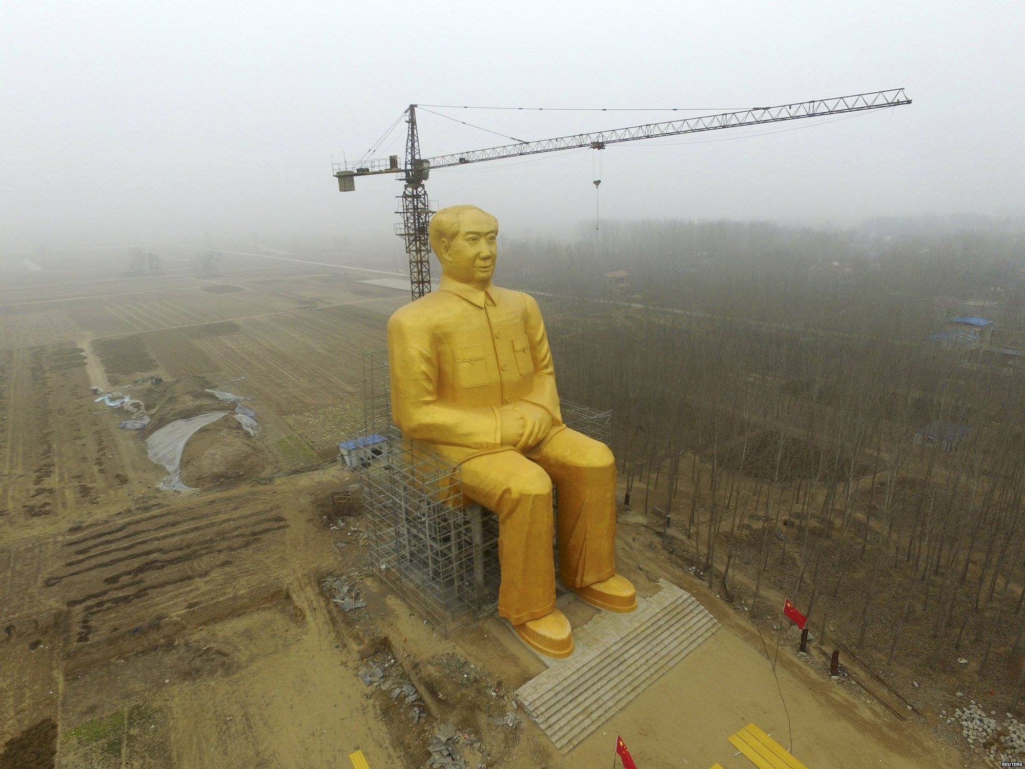 豫農民建36米毛澤東金像