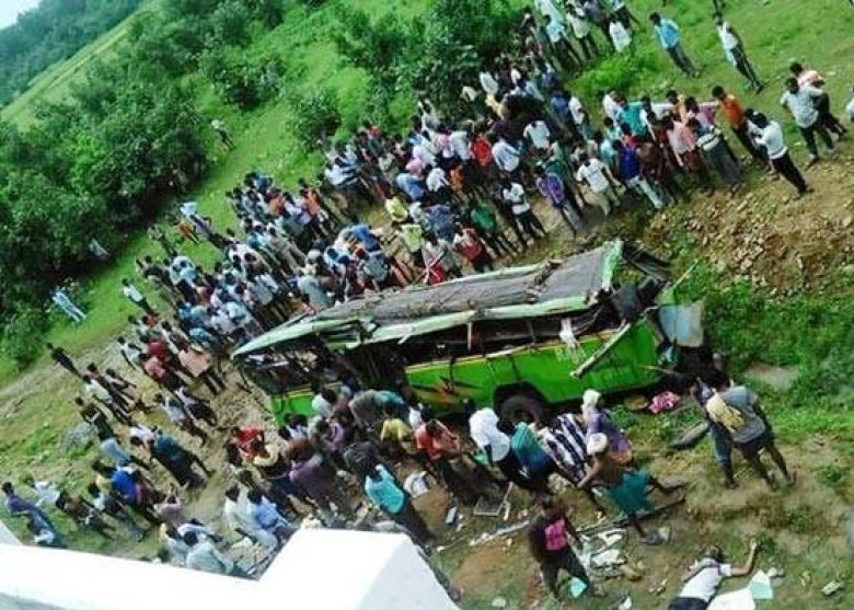 印度巴士墮15米橋21死