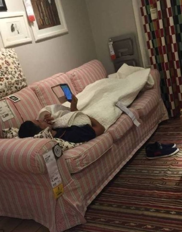 IKEA展示床上蓋被大睡