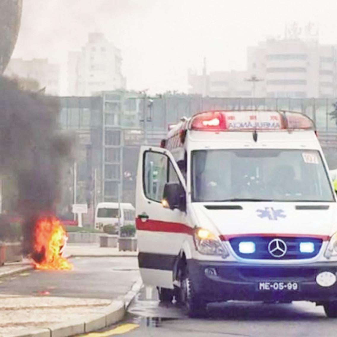 男子駕電單車起火焚燒