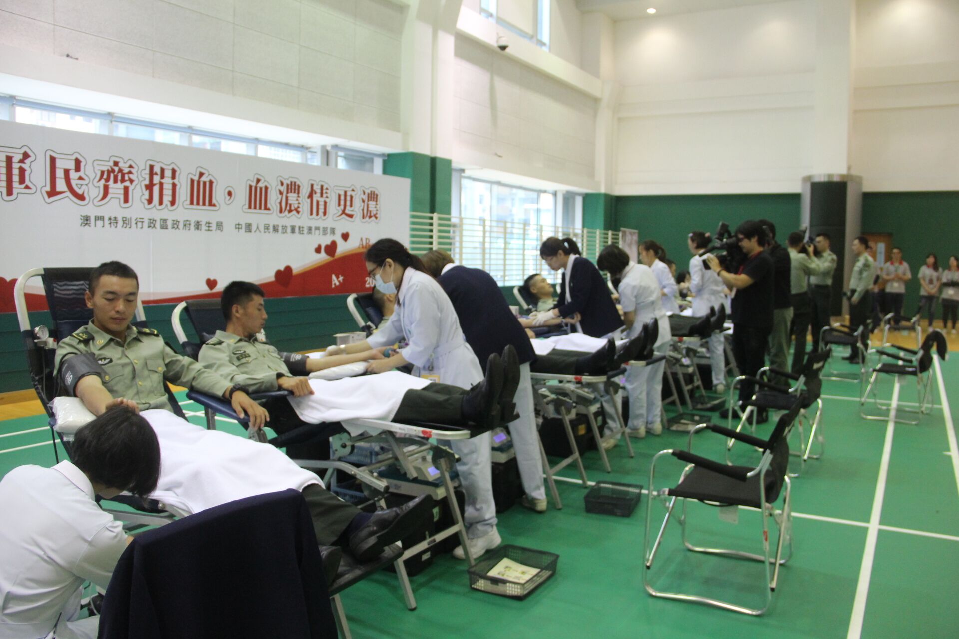 逾百名解放軍參加捐血活動