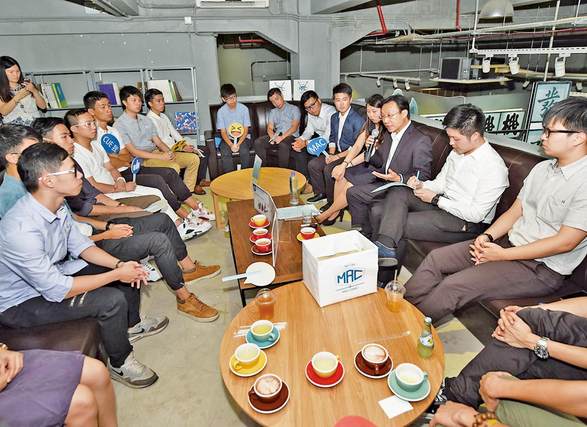 青年學生與譚司交流人生觀