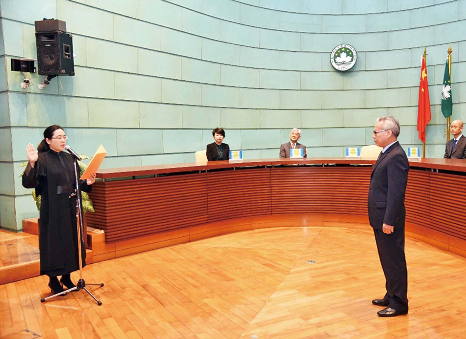 終審法院院長岑浩輝監誓