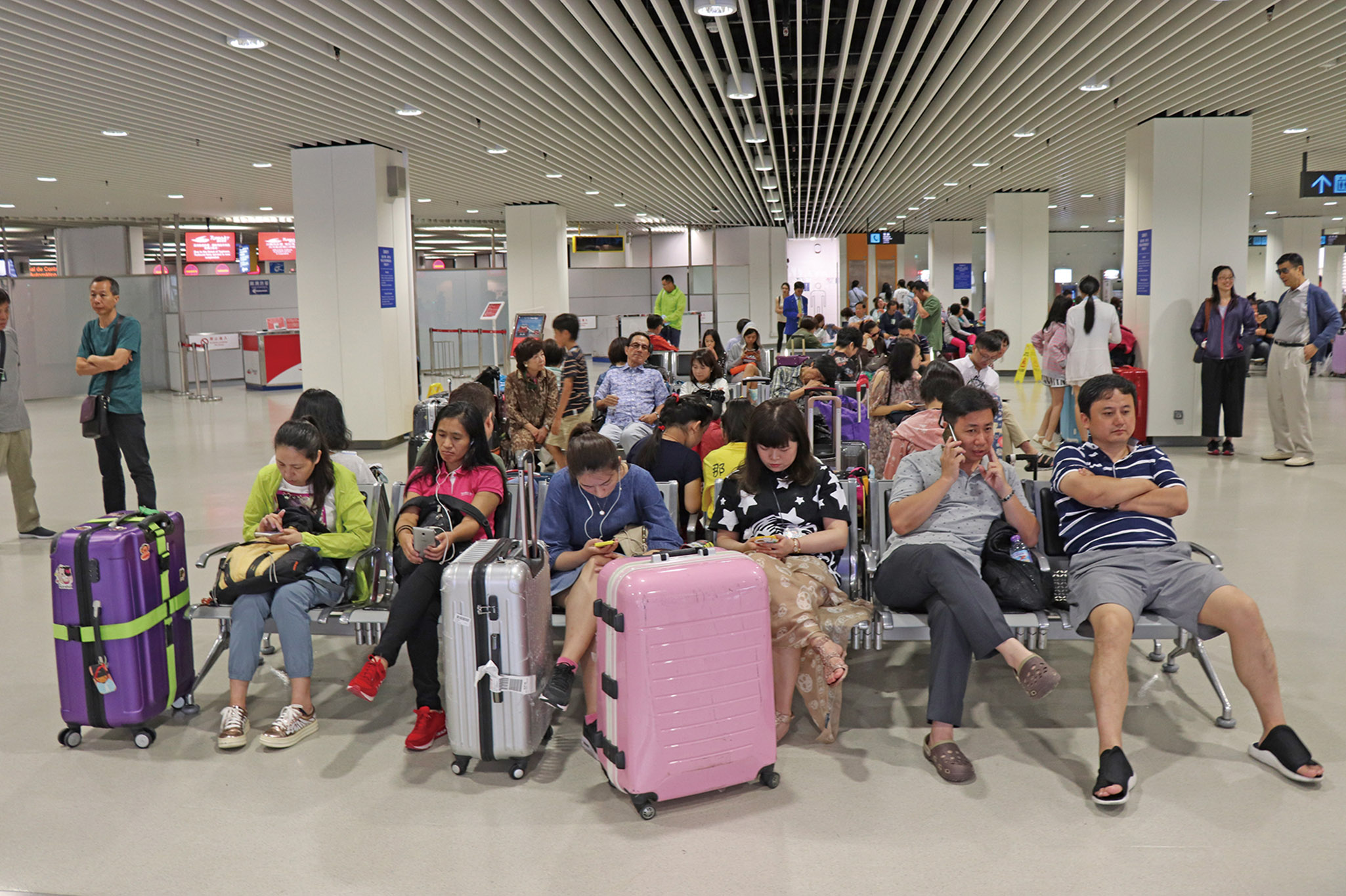 港澳客輪停航 旅客滯留碼頭