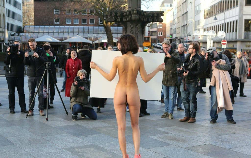 德女模全裸抗議跨年性侵案