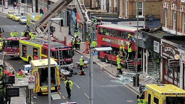 倫敦巴士撞進商舖多人傷