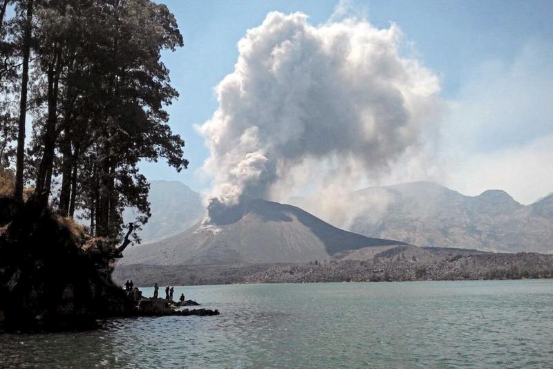 印尼三座火山接連爆發　