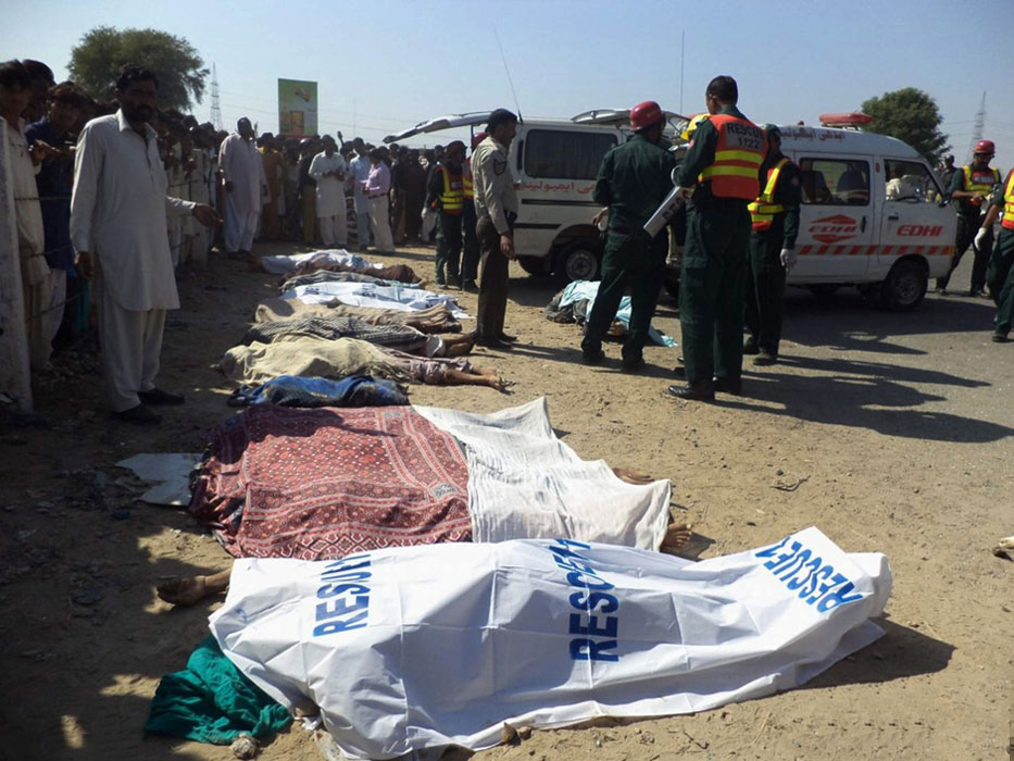 巴基斯坦客車與拖車相撞13死