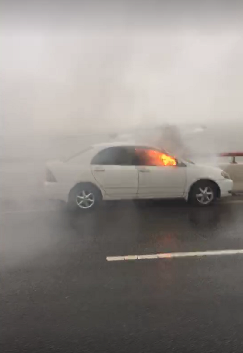 私家車著火冒煙無人傷
