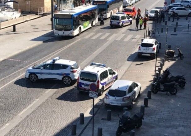 法國私家車衝上巴士站一死一傷
