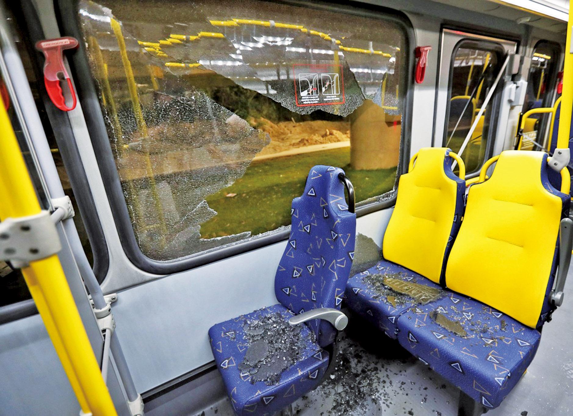 記者巴士遭襲致兩傷