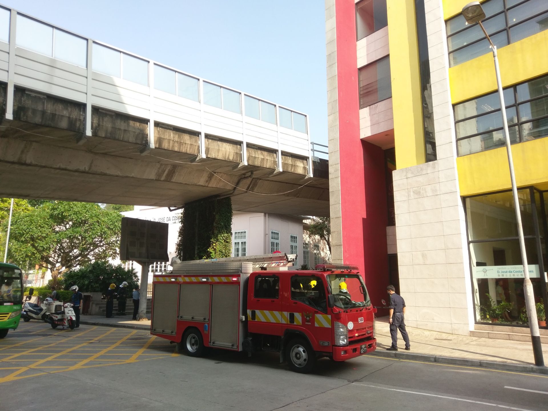 男子疑不慎由松山隧道行車天橋墮下