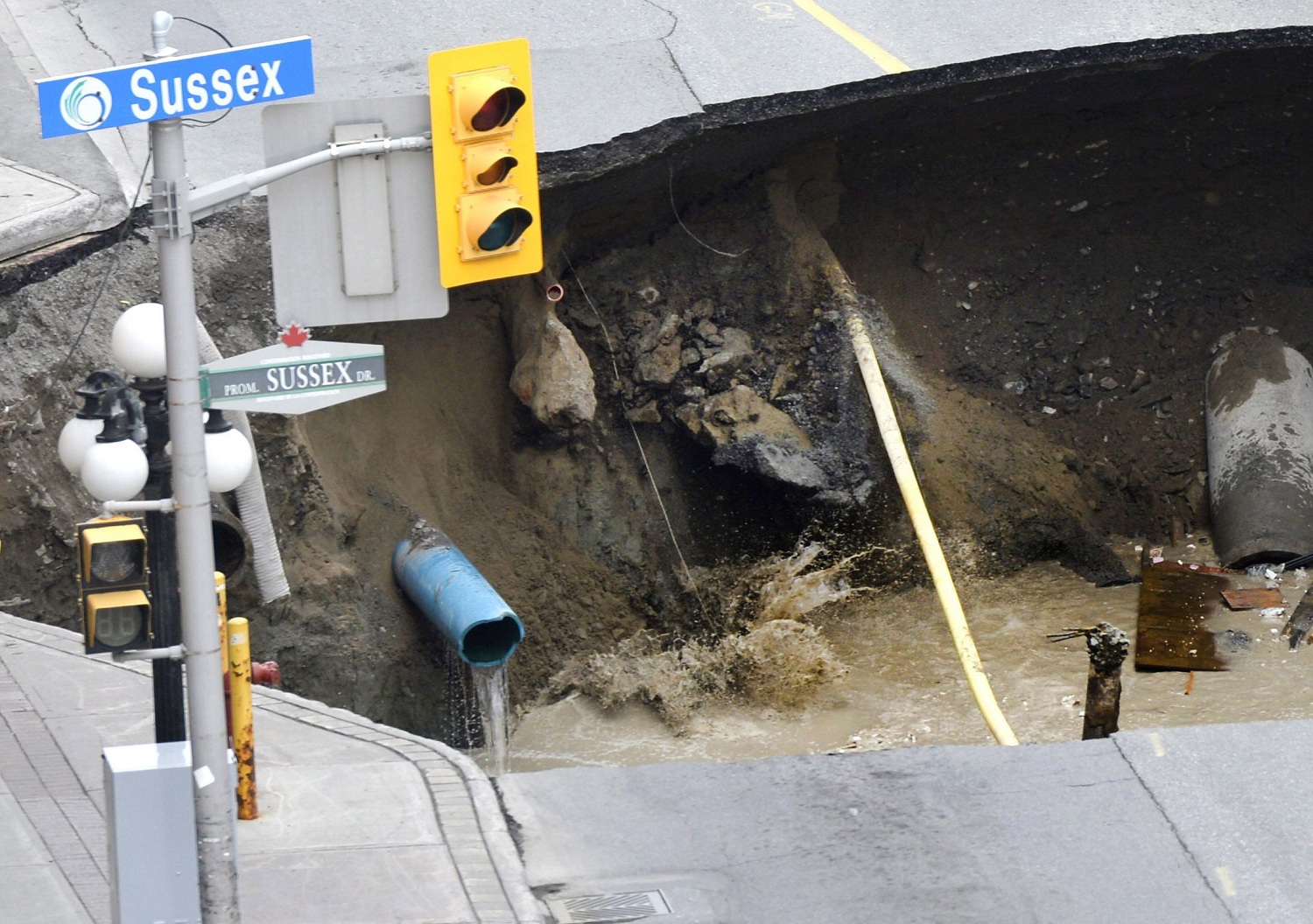 渥太華國會附近路面突現巨洞